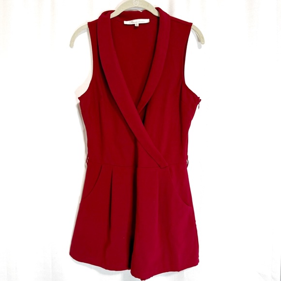 Lovers + Friends Burgundy Red Sleeveless Tailored Style Romper Size Medium - Picture 1 of 8